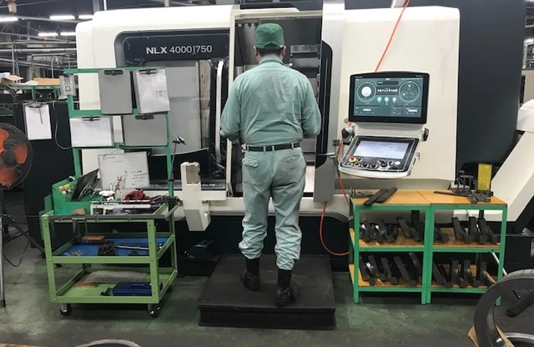 未経験者も大歓迎！先輩スタッフがサポートするNC旋盤の世界へ
